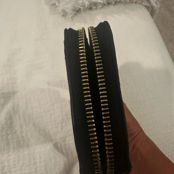 Authentic Louis Vuitton Black Zippy Wallet.
Monogram Empreinte Leather. - Picture 12 of 16